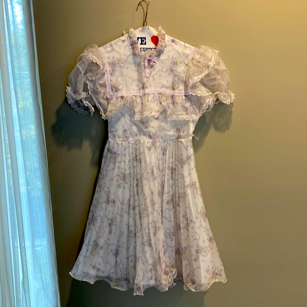 Vintage late 70s early 80s pleated white dress with lavender flowers size 12
